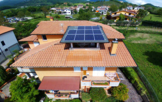 Tettoia in legno con impianto fotovoltaico