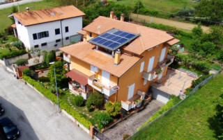 Tettoia in legno con impianto fotovoltaico