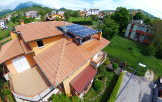 Tettoia in legno con impianto fotovoltaico