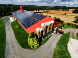 Schweinemaststall mit großflächiger PV-Anlage, Luftbild
